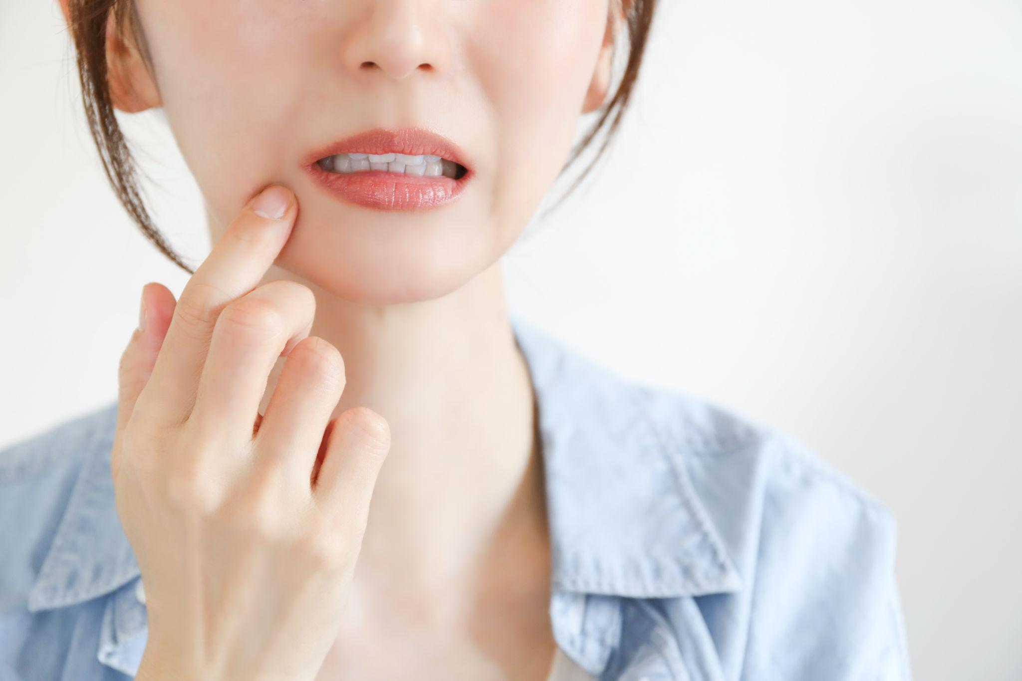 親知らずの抜歯後の痛みはいつまで続く？痛みの対処法や過ごし方の注意点を解説